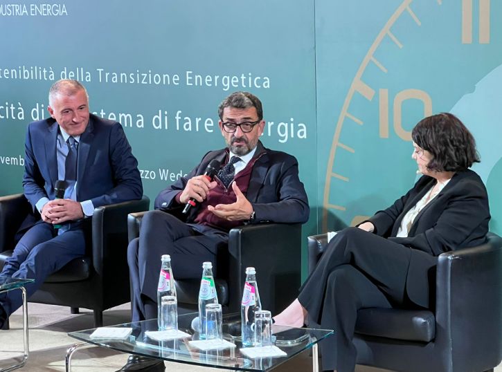 Transizione energetica, investimenti per 230 mld al 2030 in Italia